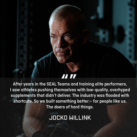 Sachet de créatine Jocko Fuel avec des équipements de sport