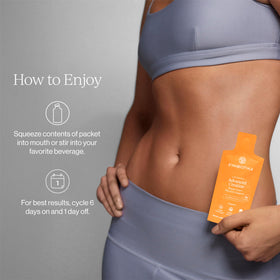Sachet de créatine liposomale CYMBIOTIKA sur un fond de gym