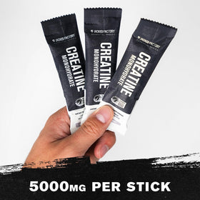 Sachet de créatine monohydrate Jacked Factory ouvert avec poudre à l'intérieur