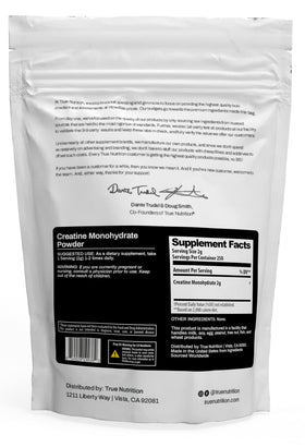 Sachet de créatine monohydrate True Nutrition ouvert avec poudre à l'intérieur