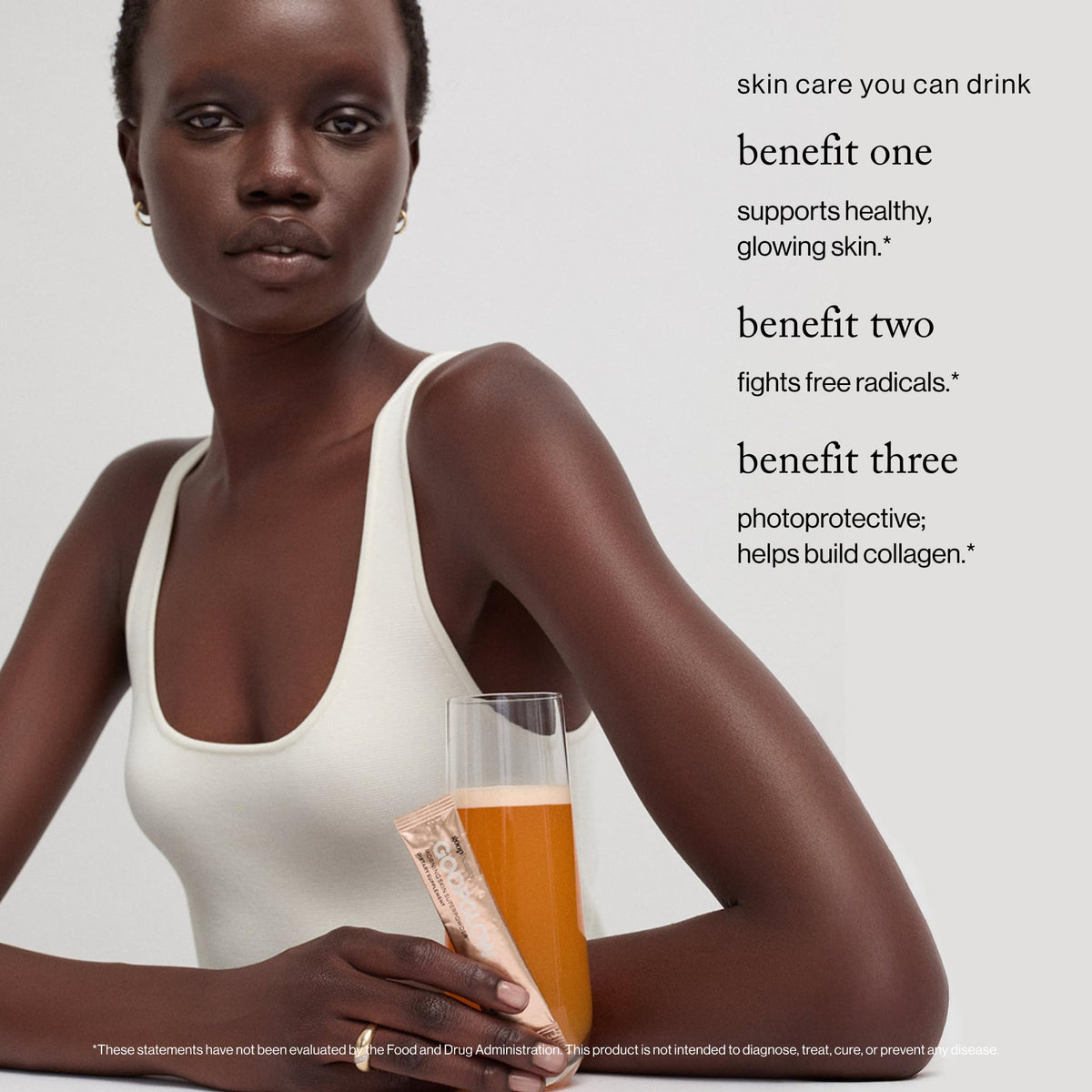 sachet de goop Beauty Morning Skin Drink Mix ouvert avec poudre à l'intérieur
