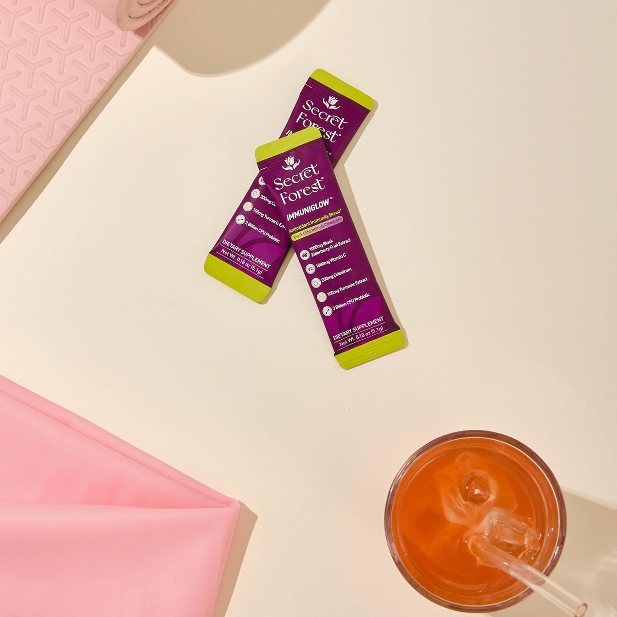 Sachet de mélange de boisson Secret Forest daily wellness avec un verre d'eau à côté