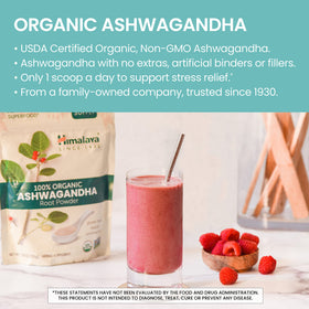 Sachet de poudre d'Ashwagandha Himalaya sur une table en bois