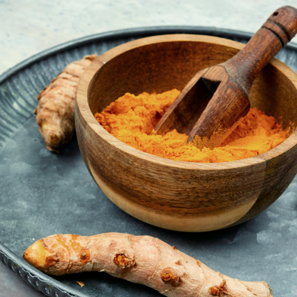 Sachet de poudre de curcuma PURE ORIGINAL INGREDIENTS sur un plan de travail