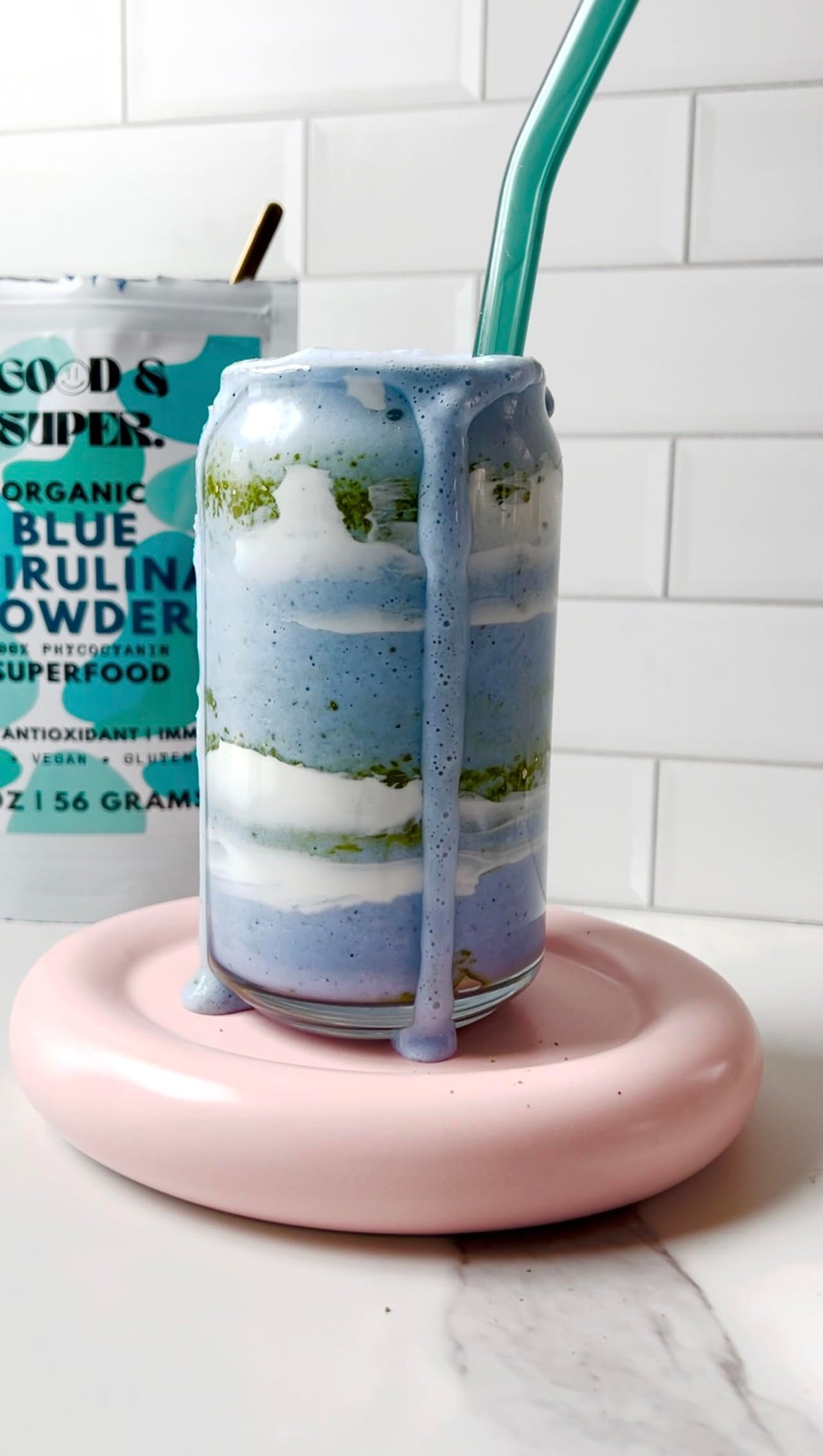 Sachet de poudre de spiruline bleue sur fond blanc
