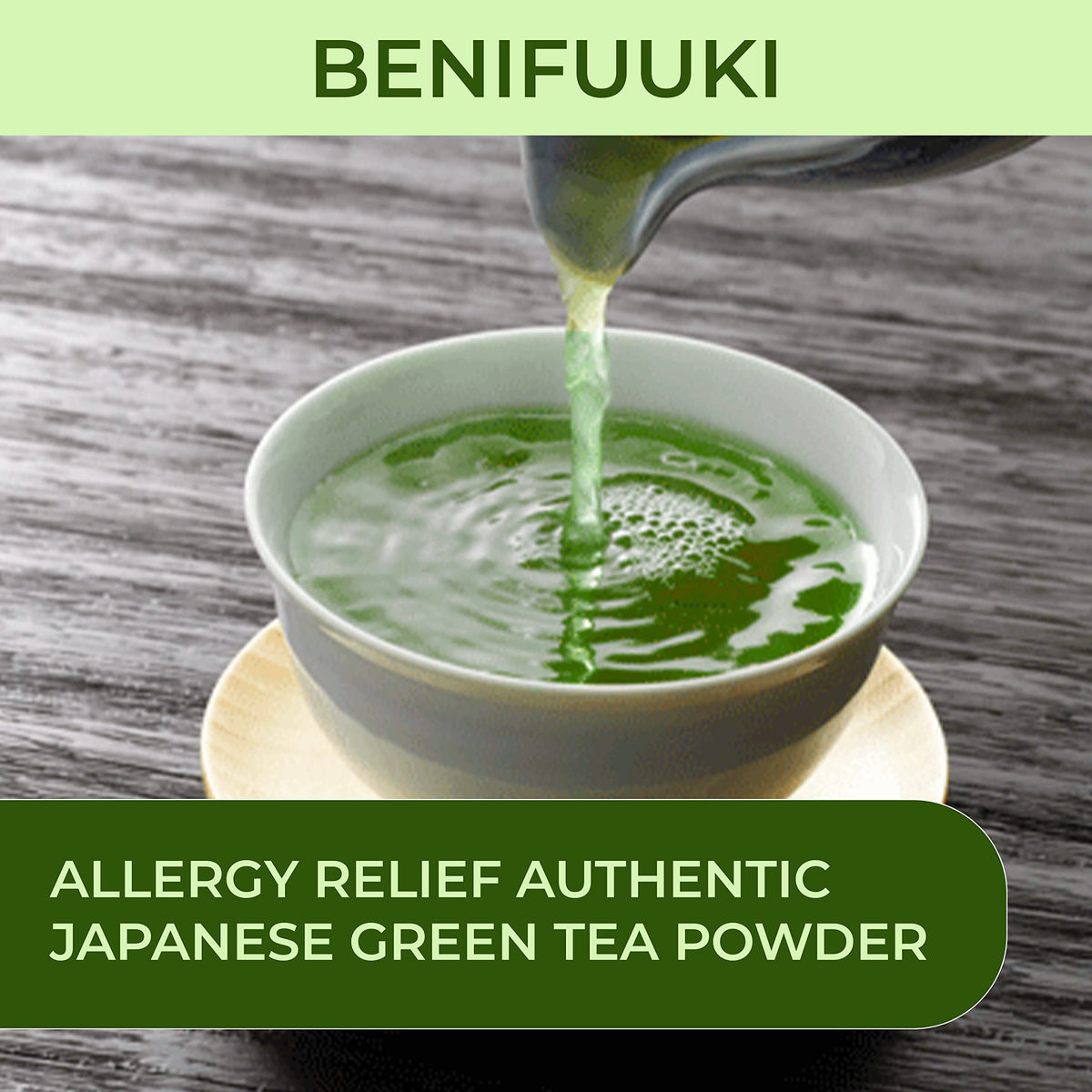 Sachet de poudre de thé vert Benifuuki ouvert avec eau chaude