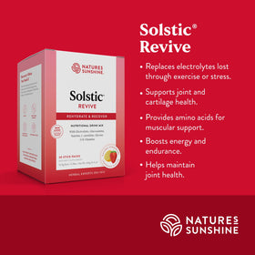 Sachet de Solstic Revive ouvert avec de l'eau dans une bouteille