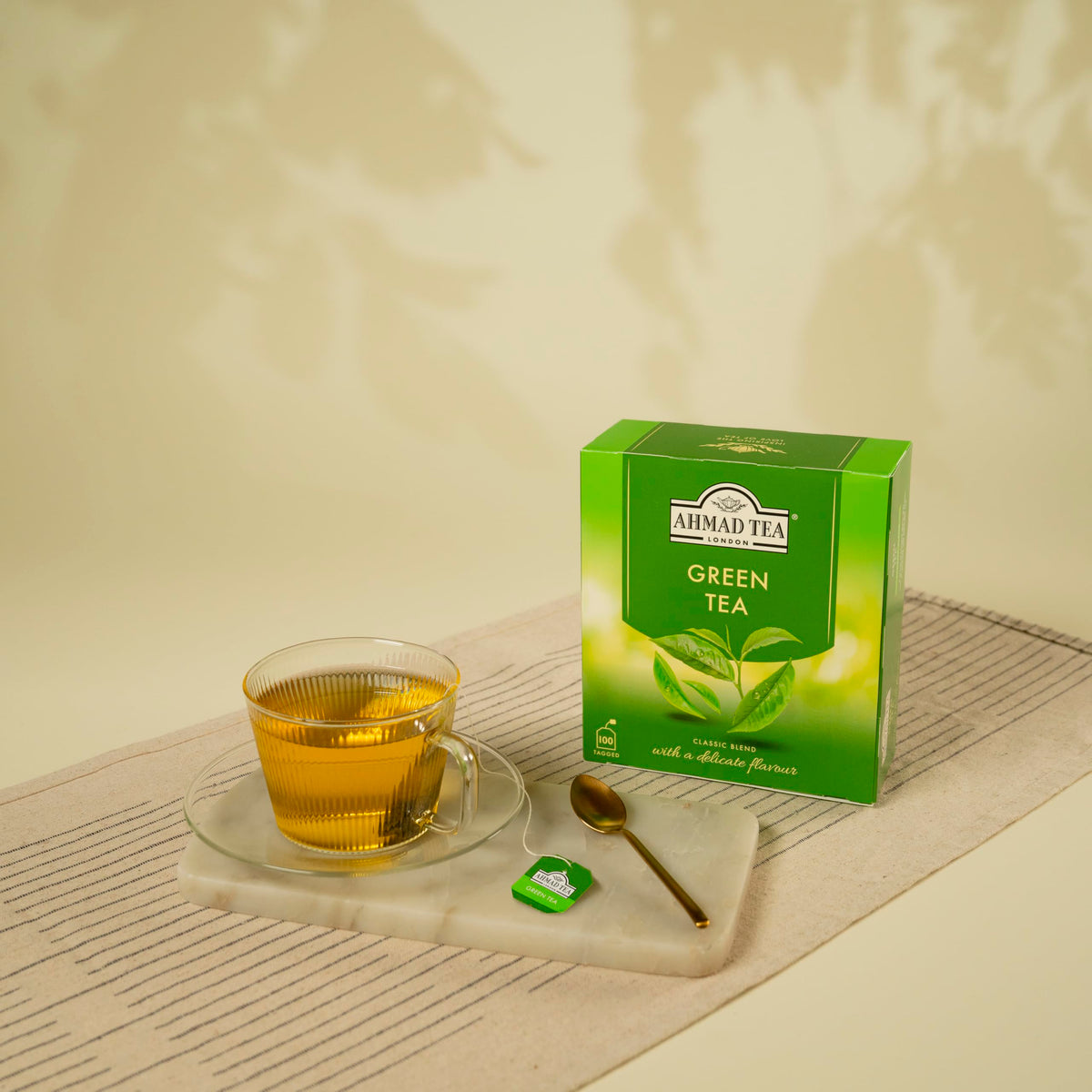 Sachet de thé vert Ahmad Tea avec infusion en cours