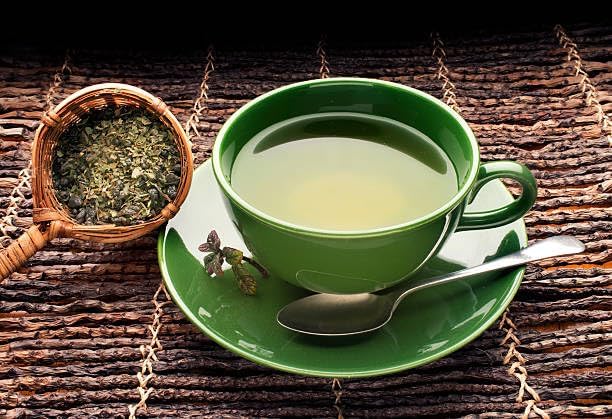 Sachet de thé vert Assam avec un fond naturel