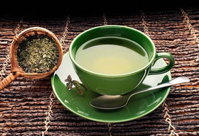 Sachet de thé vert Assam avec un fond naturel