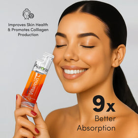 Sachet de vitamine C liposomale Vida Lifescience avec un verre d'eau