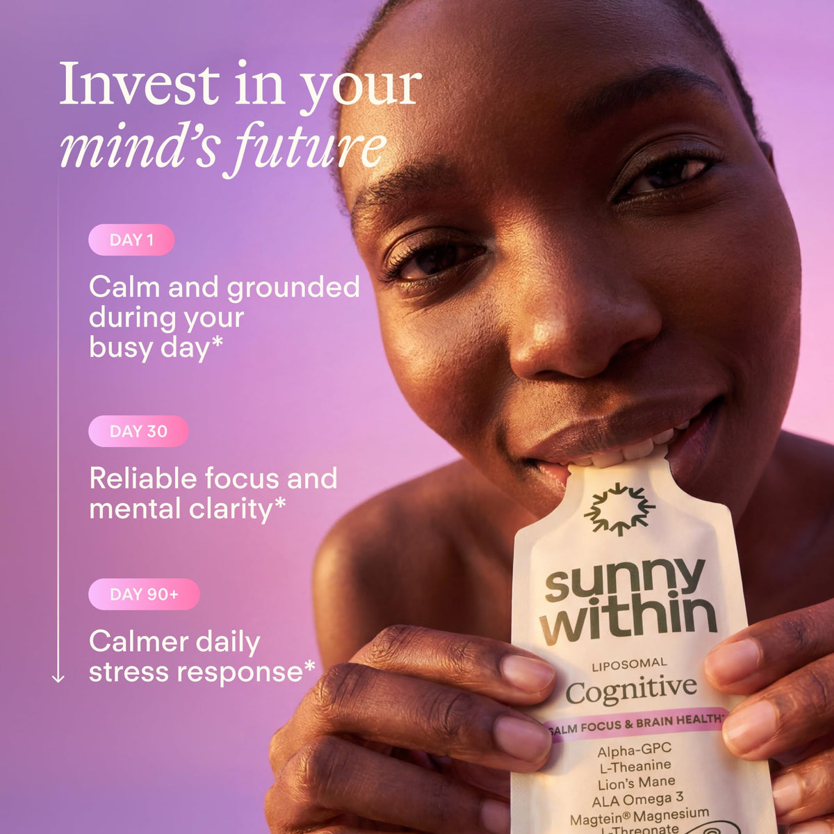 Sachet Sunny Within sur une table avec un verre de boisson