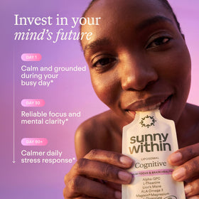 Sachet Sunny Within sur une table avec un verre de boisson