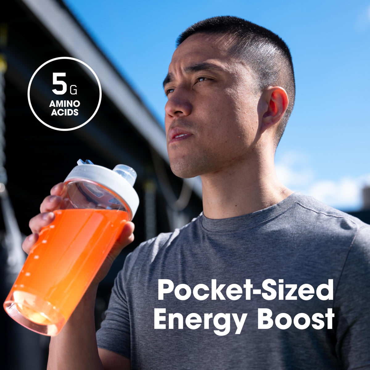 Sachets Amino Energy Optimum Nutrition dans un environnement sportif