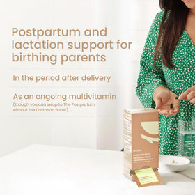 Sachets bird&be Postpartum sur une table en bois