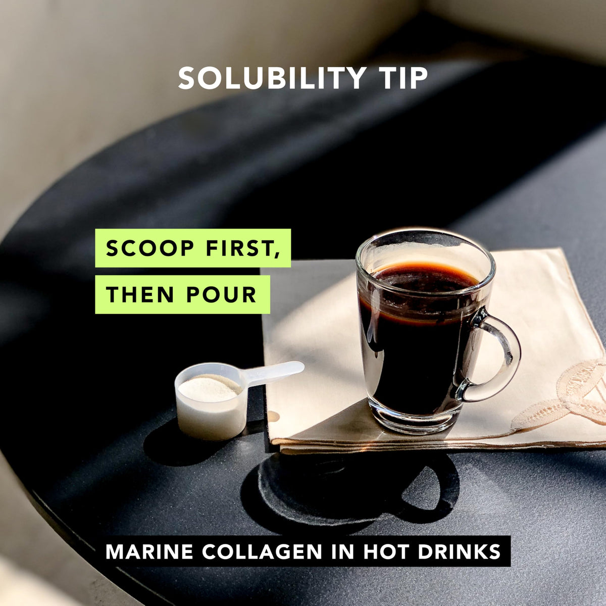 Sachets de collagène marin AMANDEAN avec un verre d'eau