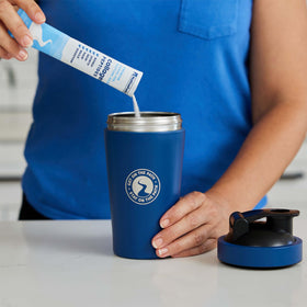 Sachets de collagène NativePath avec une tasse de café