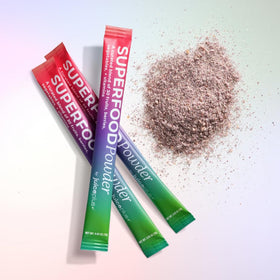 Sachets de Juice Plus+ Mélange de Superaliments sur une table