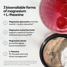 Sachets de Moon Juice Magnesi-Om sur une table avec un verre d'eau