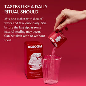 Sachets de poudre multivitaminée Biologica sur une table