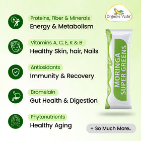 Sachets de poudre Organic Veda Moringa Amla sur une table