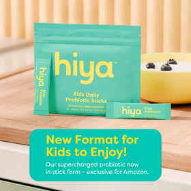 Sachets de probiotiques HIYA pour enfants, saveur fraise, en main