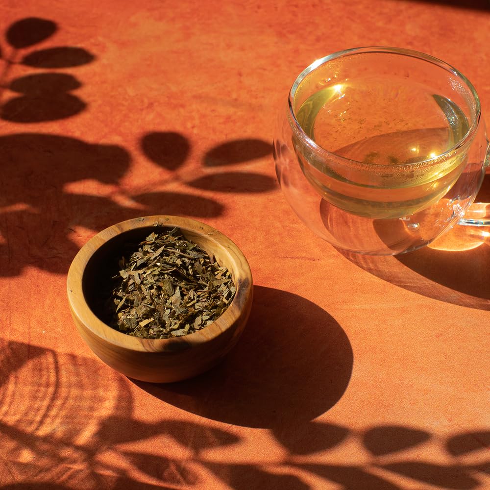 Sachets de thé Ginkgo Biloba sur une table en bois