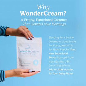 Sachets de WONDERCOW Crème de café Superfood Colostrum Bovin sur un plan de travail