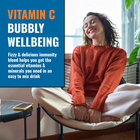 Sachets Ener-C Multivitaminé sur une table avec verre d'eau