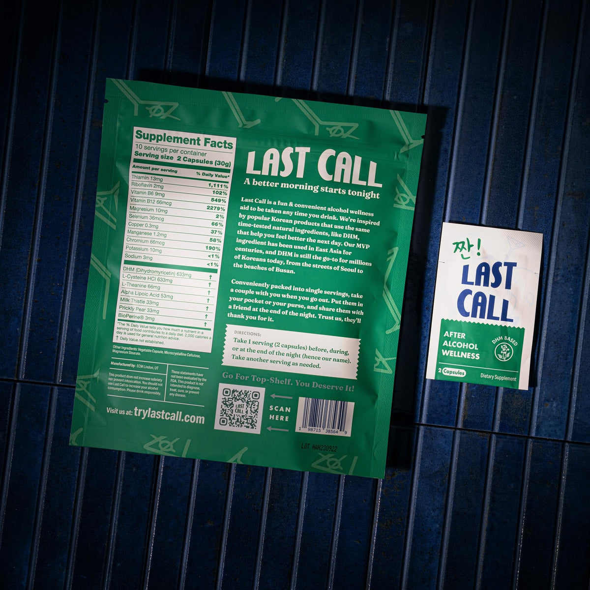 Sachets Last Call sur une table avec des verres, représentant une soirée