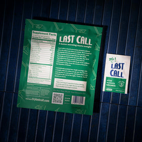 Sachets Last Call sur une table avec des verres, représentant une soirée