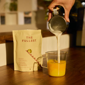 Saffron Latte en préparation, ajout de lait