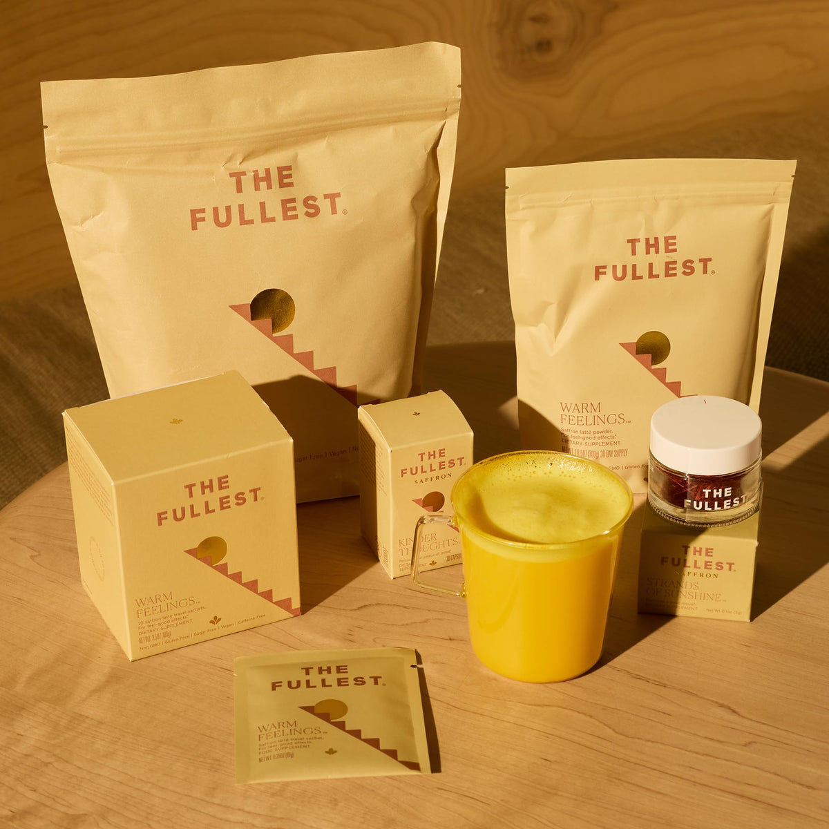 Saffron Latte servi avec des biscuits, moment cosy