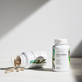 SAKARA Complément Probiotique Complet pour Femmes, capsules sur fond blanc