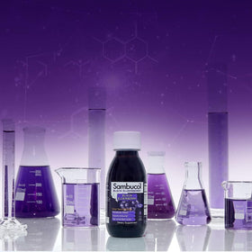 Sambucol Sirop de Sureau Noir, flacon ouvert avec sirop versé
