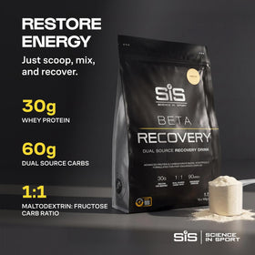 Science in Sport BETA use Poudre de Protéine Vanille en préparation dans un shaker