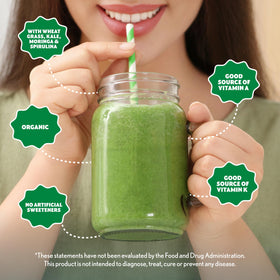 Scoop de Amazing Grass Super Greens dans un smoothie