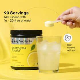 Scoop de poudre d'électrolytes KEY NUTRIENTS à côté de l'emballage
