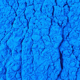 Scoop de poudre de spiruline bleue sur une table
