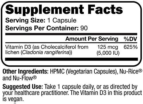Script Essentials Vitamine D3 5000 IU capsule végétalienne à côté d'une plante