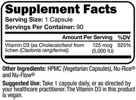 Script Essentials Vitamine D3 5000 IU capsule végétalienne à côté d'une plante