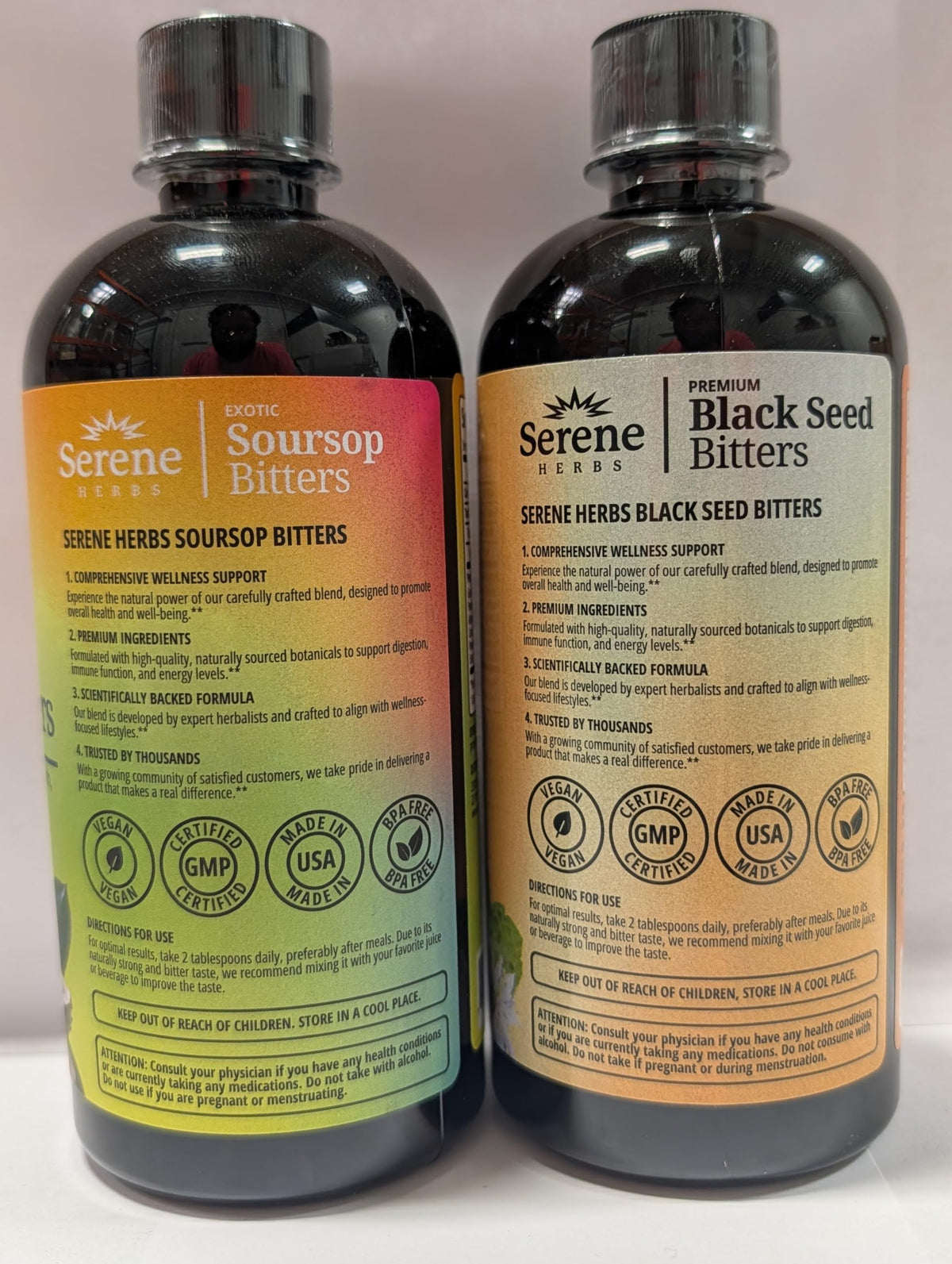 Serene Herbs Soursop Bitters et Black Seed Oil dans un environnement naturel