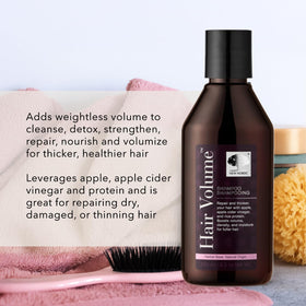 Shampooing Volume Cheveux NEW NORDIC à côté d'autres produits de soins capillaires