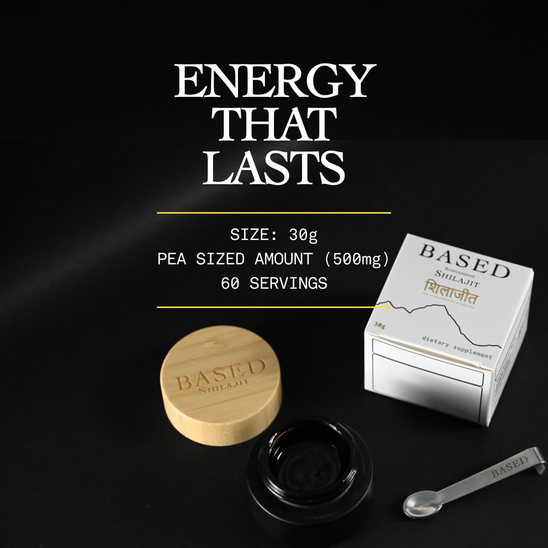 Shilajit Pur de Based Supplements avec cuillère, mise en scène sur fond naturel