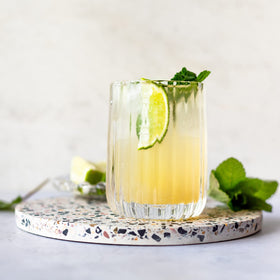 Shot de jus de bergamote Erbology servi dans un verre