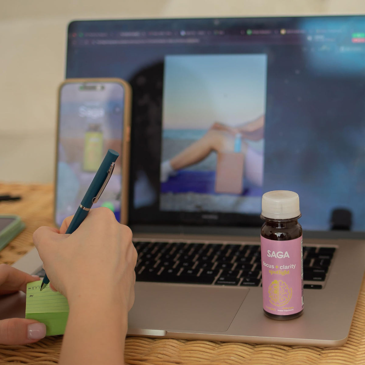Shots Focus Bio SAGA en main dans un environnement de travail
