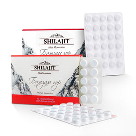 Siberian Green Shilajit 120 Tablettes sur une table en bois avec un verre d'eau