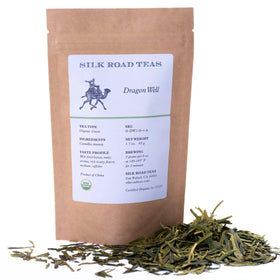 Silk Road Teas Thé Vert Longjing Bio 50g vue avant avec feuilles de thé
