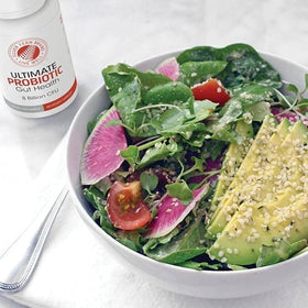 Silver Fern Postbiotic+ sur une table avec des accessoires de santé