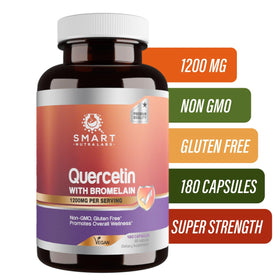 Smart Nutra Labs Quercétine avec Bromélaïne 1200mg capsules végétales en main